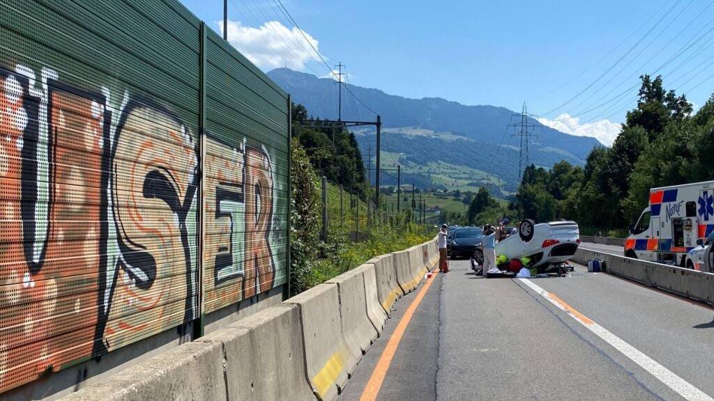Die Rettungsdienste mussten die beiden eingeklemmten Autoinsassen auf der Autobahn aus deren Fahrzeug bergen.