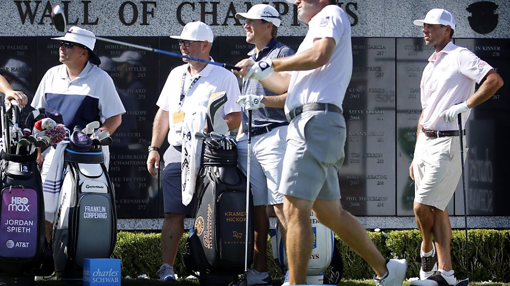 Ryan Palmer (vorne) machte am Donnerstag den ersten Abschlag nach der Corona-Pause auf der US PGA Tour