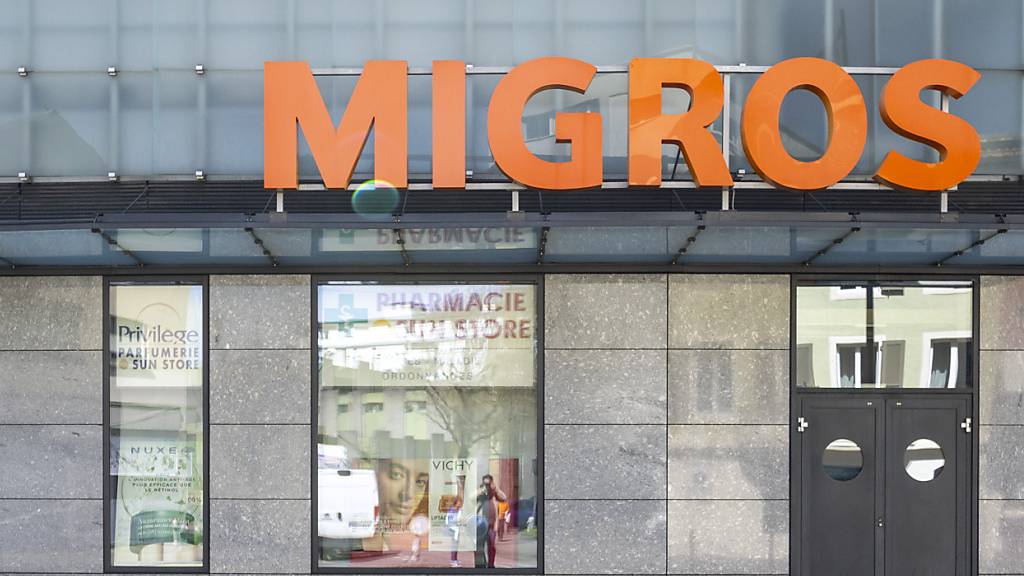 Die Migros wird im Rahmen ihrer Neuausrichtung am kommenden Dienstag erste Entlassungen bekanntgeben. Rund 150 Mitarbeiter der neuen Supermarkt AG dürften ihre Stelle verlieren, weitere 100 müssen intern den Job wechseln. (Archivbild)