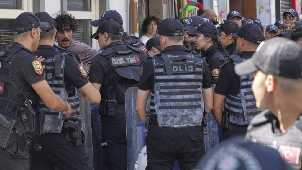 Die türkische Polizei nahm in Istanbul mehrere Personen fest.