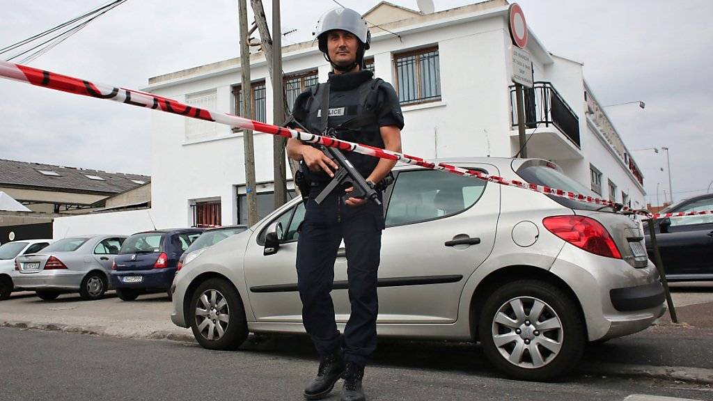 Polizist bei einem Anti-Terror-Einsatz in Argenteuil bei Paris.