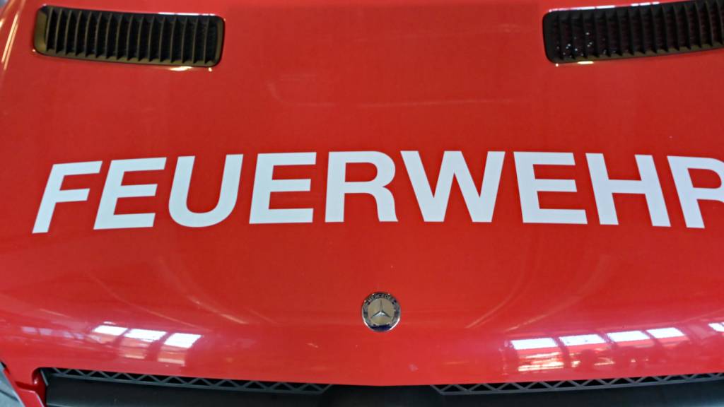 Die Feuerwehr brachte den Brand im Dachstock des Bahnhofgebäudes von Burgdorf BE unter Kontrolle. (Themenbild)