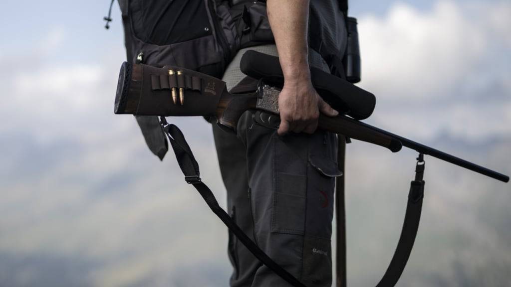 Ein Jäger mit Gewehr auf der Gamspirsch auf der Bündner Hochjagd. Neu dürfen die Grünröcke, eine Bewilligung vorausgesetzt, Schalldämpfer einsetzen. (Archivbild)