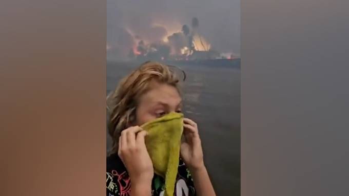 Teenie-Brüder flüchten vor Waldbränden und harren Stunden im Meer aus