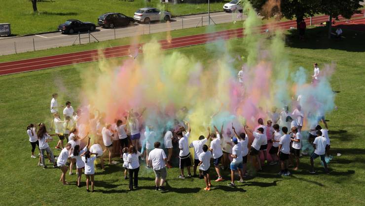 Holi Festival Schuler Feiern Erstmals Auf Indische Art Region Limmattal Limmattal Limmattaler Zeitung