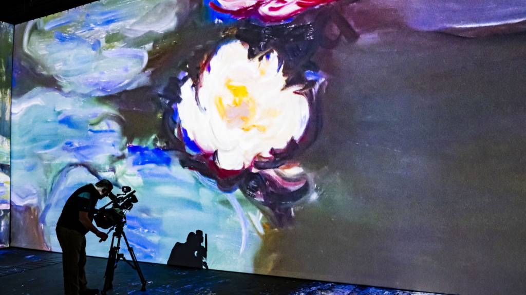 «Les Nymphéas» (Die Seerosen) werden in der immersiven Ausstellung «Imagine Monet» in Lausanne aus aus einer neuen Perspektive gezeigt: nicht im Bilderrahmen, sondern wandfüllend.