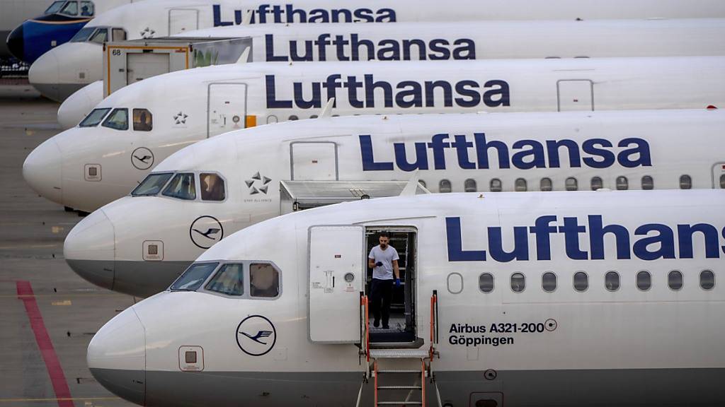 Die deutsche Lufthansa bietet wegen der nur langsamen Erholung bei Inlandflügen weniger Verbindungen an. (Archivbild)