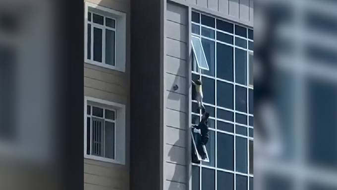 Dreijährige hängt aus Fenster im achten Stock – Nachbar eilt zur Hilfe