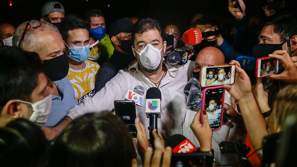 Roberto Marrero (M), Büroleiter des Oppositionsführers und selbsternannten Interimspräsidenten Guaido, spricht nach seiner Freilassung mit Journalisten. Foto: Rafael Hernandez/dpa