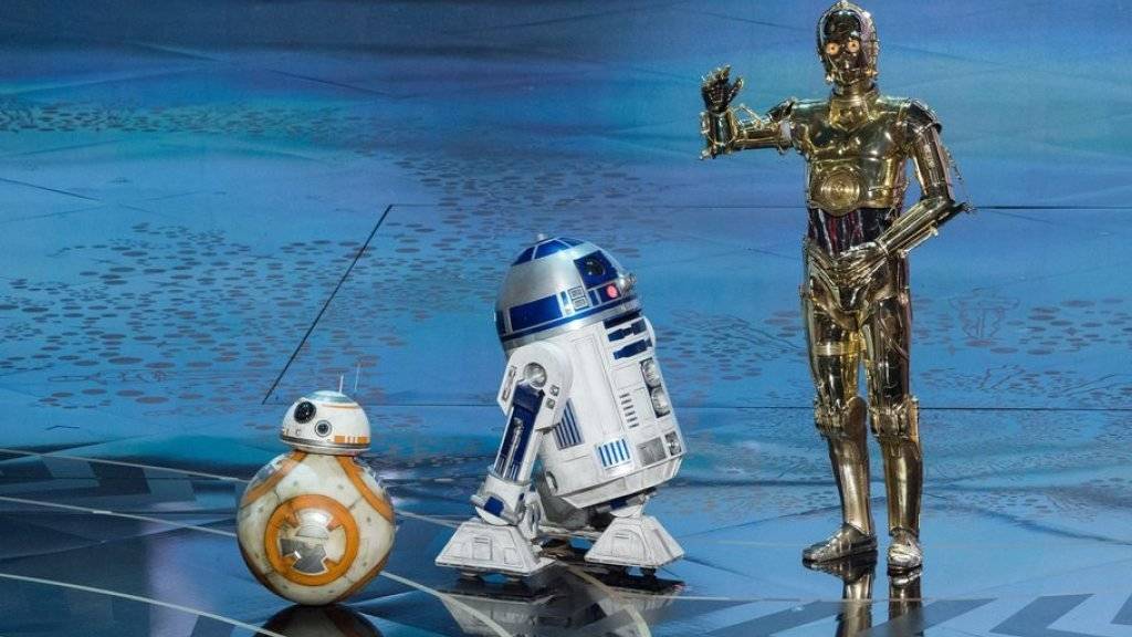 Der «Star Wars»-Droide R2D2 - hier bei der diesjährigen Oscar-Verleihung (M) - hat seinen Schöpfer verloren (Archiv).