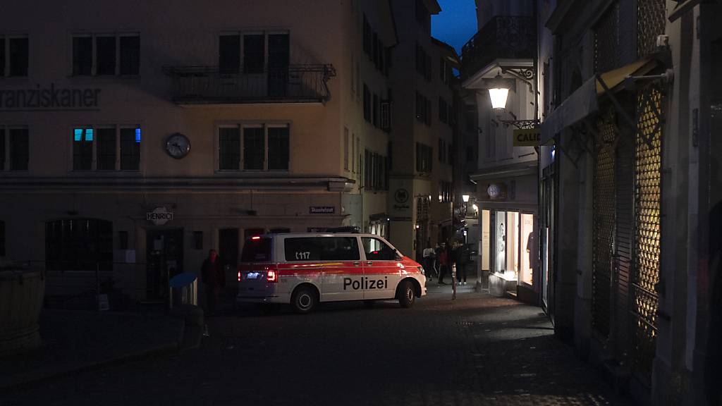 Nach einem Messerangriff am frühen Donnerstagmorgen im Zürcher Niederdorf stellte sich am Donnerstagnachmittag der mutmassliche Täter der Polizei. Die Staatsanwaltschaft beantragte Untersuchungshaft für den 47-jährigen Rumänen. (Symbolbild)