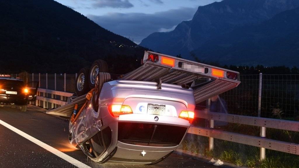 Verkehrte Welt: Nach einem Selbstunfall im Churer Rheintal liegt ein Autoanhänger auf dem transportierten Auto.