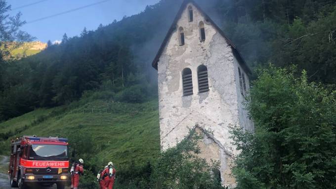 Jugendliche zeuseln in alter Glarner Kapelle