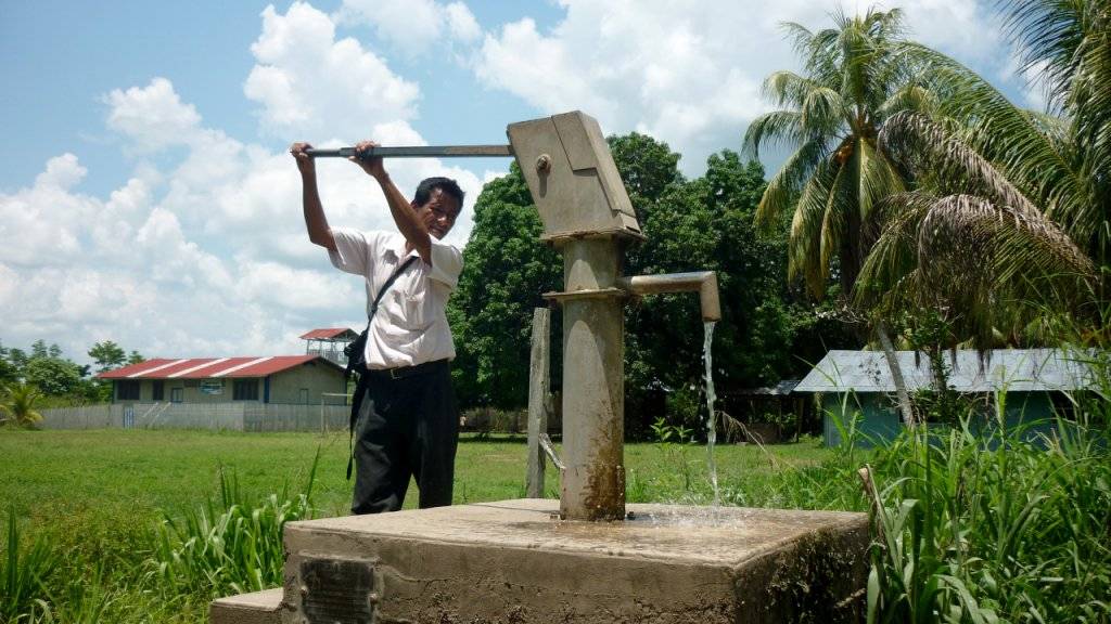 Aus Grundwasserbrunnen im Amazonas-Gebiet sprudelt oft Wasser, das zu viel Arsen, Aluminium und Mangan enthält. Dies ergab eine Untersuchung von Eawag-Forschenden.