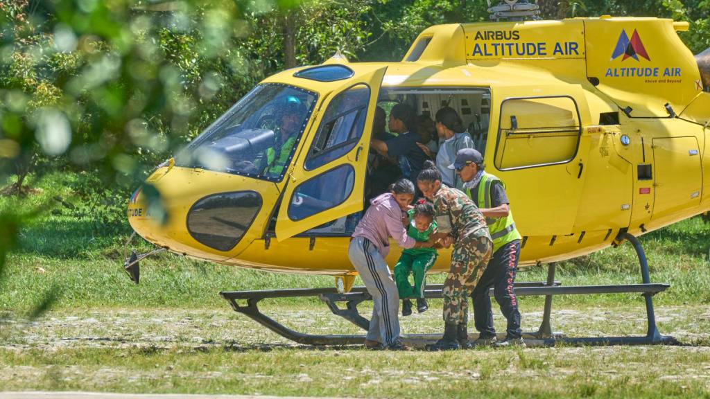 Nepals Armee fliegt Überlebende aus Katastrophengebiet