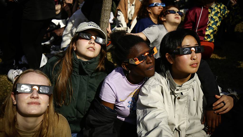 Menschen beobachteten eine Sonnenfinsternis. Millionen Menschen in Mexiko, den USA und Kanada haben am Montag eine totale Sonnenfinsternis erlebt. Foto: Serkan Senturk/ZUMA Press Wire/dpa