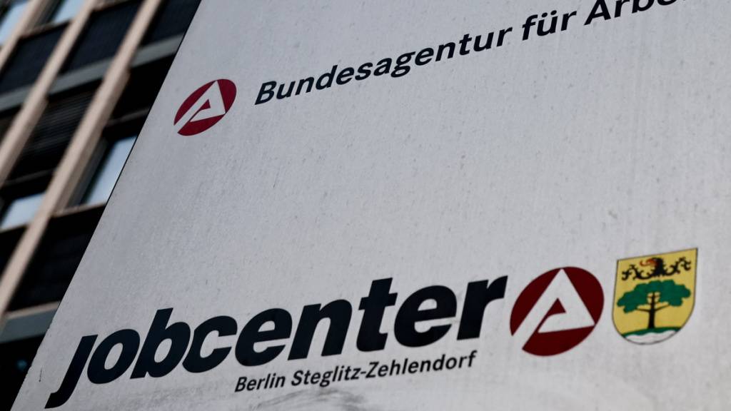 Deutschlands Unternehmen sind aktuell vorsichtig bei Neueinstellungen und bauen überwiegend Stellen ab. Das Beschäftigungsbarometer des Ifo-Instituts ist im Dezember gesunken. (Archivbild)