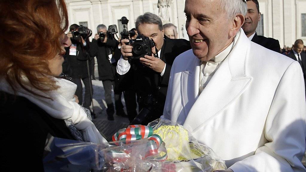 Papst Franziskus erhält zu seinem 79. Geburtstag auch eine Torte einer mexikanischen Journalistin überreicht.