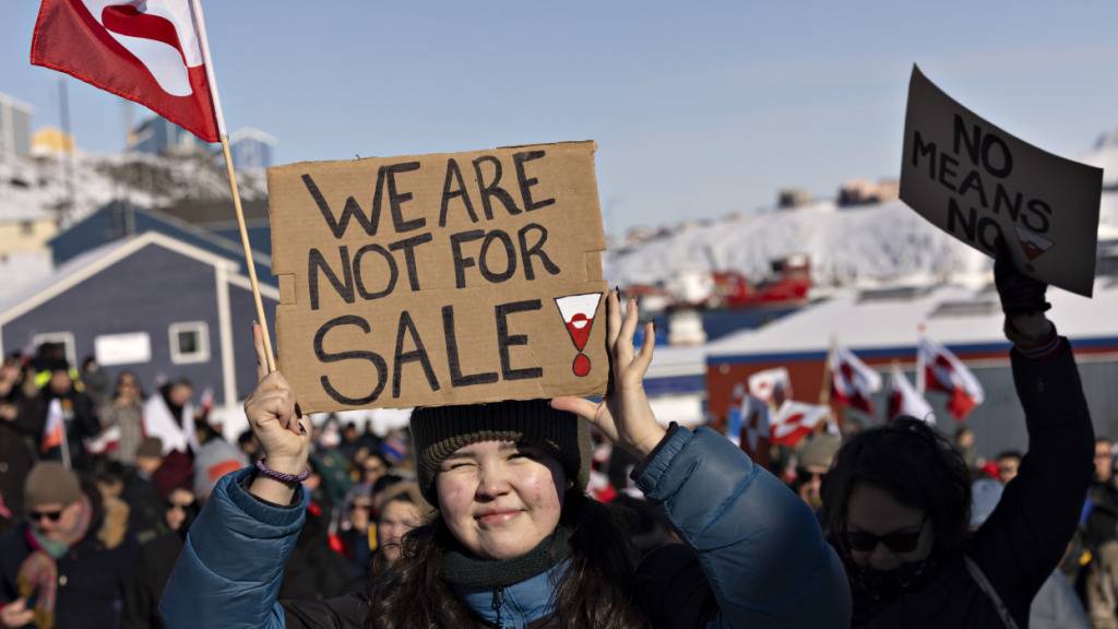 ARCHIV - Menschen nehmen an einem Marsch teil, der vor dem US-Konsulat unter dem Motto «Grönland gehört dem grönländischen Volk» endet. Auf einem Plakat steht geschrieben «We are not for sale!»...Schon vor Monaten protestierten Menschen in Grönland gegen Pläne der USA für die Insel. (zu dpa: «Grönlands Parteichefs: Wir wollen keine Amerikaner sein») Foto: Christian Klindt Soelbeck/Ritzau Scanpix Foto/AP/dpa - ACHTUNG: Nur zur redaktionellen Verwendung und nur mit vollständiger Nennung des vorstehenden Credits