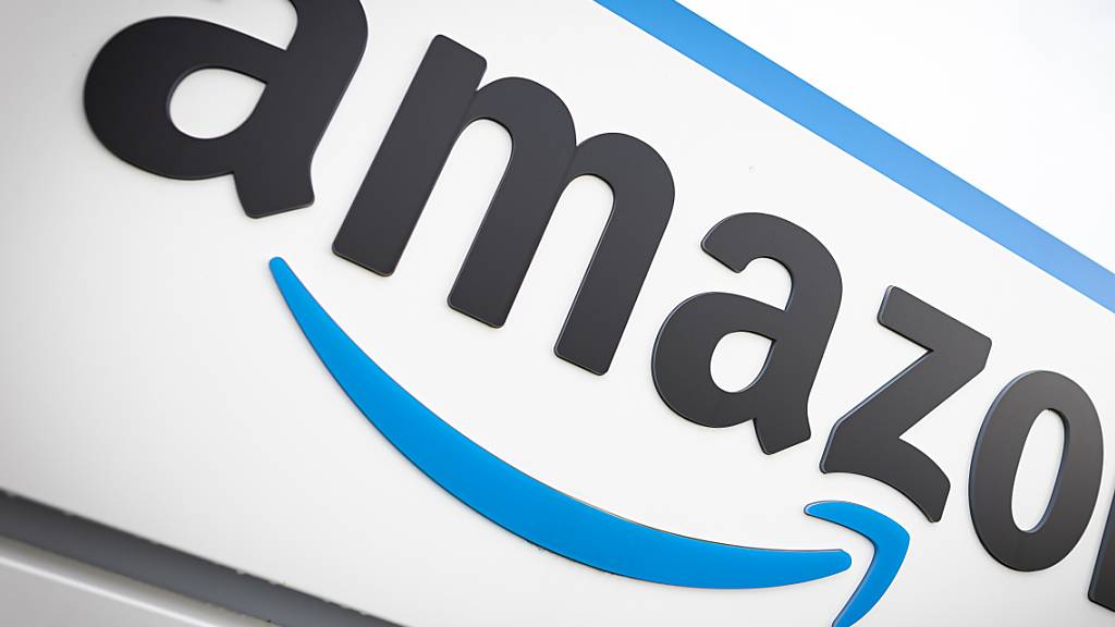 Amazon schraubt Pläne für seine Supermarkt-Technologie zurück, bei der Käufer sich einfach Artikel aus den Regalen greifen und den Laden verlassen können. (Archivbild)