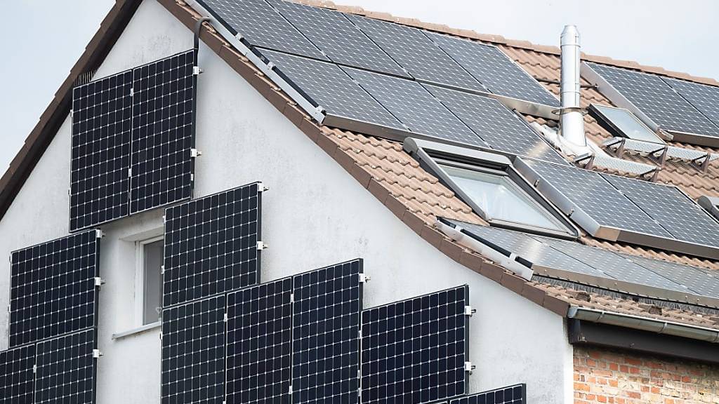 Nicht nur Hausfassaden eignen sich für Solaranlagen, auch Parkfelder sollen künftig für die Stromproduktion benutzt werden können.