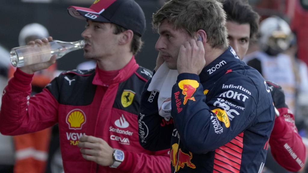 Charles Leclerc (links) gönnt sich nach der Eroberung der Pole-Position einen Schluck, während Max Verstappen etwas verdutzt dreinschaut
