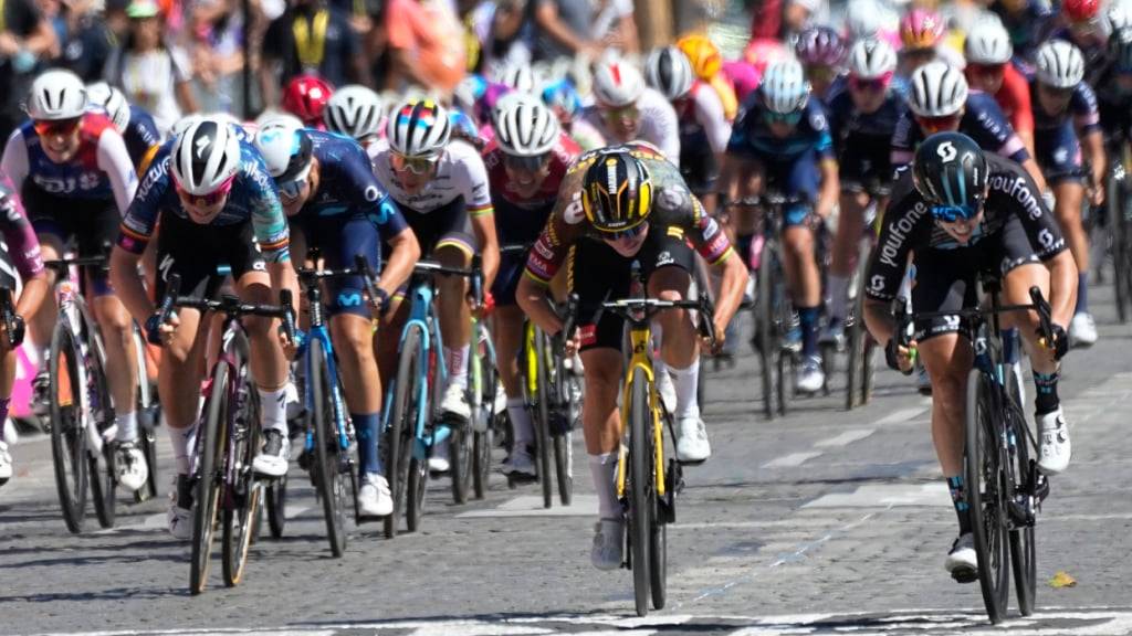 Schätzungsweise verbrauchen Schweizer und Schweizerinnen pro Jahr so viel Strom wie alle 176 Radfahrer der Tour de France während des gesamten Rennens zusammen erzeugen. (Symbolbild)
