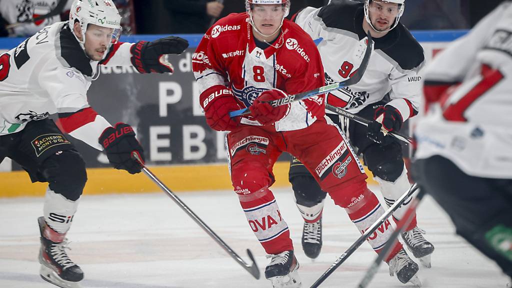 Mats Alge, hier im roten Dress der Rapperswil-Jona Lakers, hätte im Playoff-Spiel der Swiss League für den EHC Winterthur nicht mehr zum Einsatz kommen dürfen