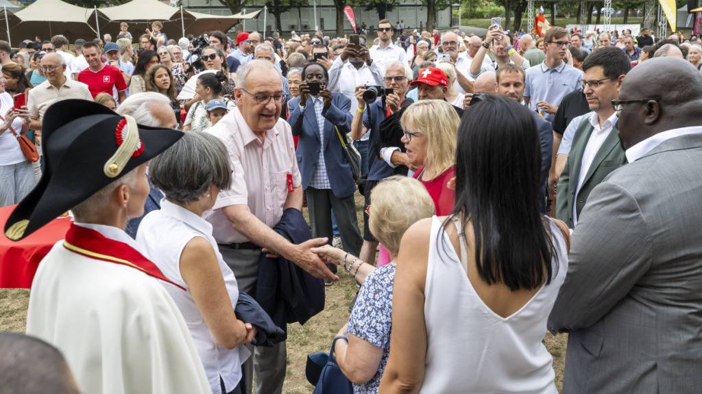 Bundespräsident Guy Parmelin (linke Mitte) und seine Frau Caroline nahmen sich am Freitagabend Zeit für die Bevölkerung von Renens in der Waadt.