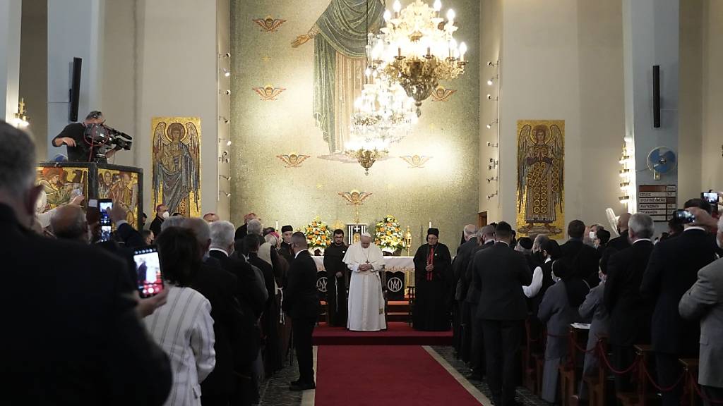 Papst Franziskus nimmt an einer Zeremonie in der maronitischen Kathedrale Unserer Lieben Frau von Gnaden teil. Das Oberhaupt der katholischen Kirche hat seine Reise nach Zypern und Griechenland begonnen. Am Freitagabend will der Pontifex in der kleinen Kirche von Santa Croce Migranten treffen. Foto: Alessandra Tarantino/AP/dpa
