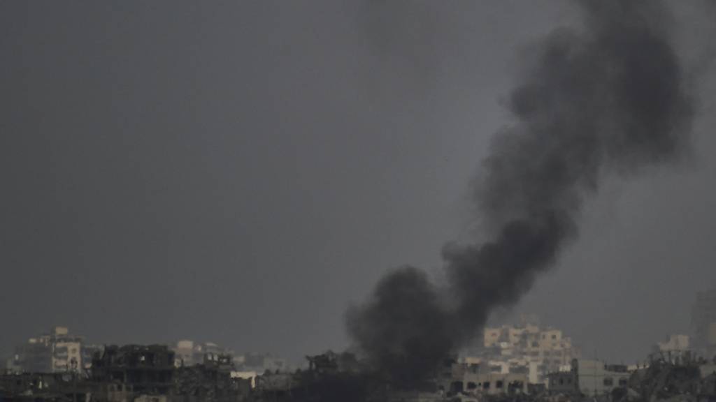 Rauch steigt nach einer Explosion im Gazastreifen auf, vom Süden Israels aus gesehen. Foto: Leo Correa/AP/dpa/Archivbild