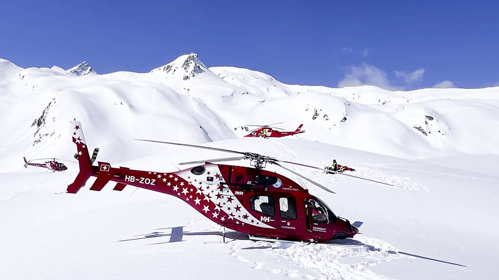 Sieben Helikopter der Air-Glaciers, der Air Zermatt und der Rega begaben sich nach dem Unglück zum Einsatzort. Die drei nun identifizierten Personen konnten jedoch nur noch tot geborgen werden. (Archivbild)