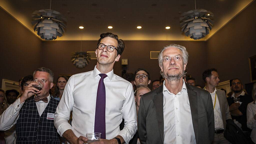 Der Parteivorsitzende der Liberalen Allianz Alex Vanopslagh (l) und Parteimitglied Henrik Dahl stehen während einer Wahlparty in Christiansborg. Foto: Emil Nicolai Helms/Ritzau Scanpix Foto/AP/dpa - ACHTUNG: Nur zur redaktionellen Verwendung und nur mit vollständiger Nennung des vorstehenden Credits