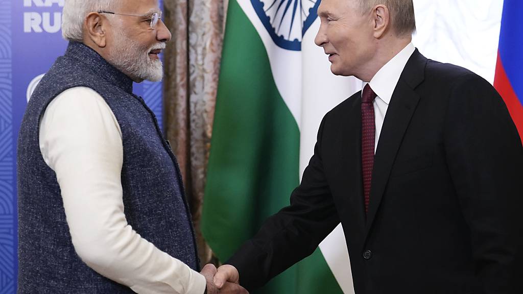 Der russische Präsident Wladimir Putin (r) begrüßt den indischen Premierminister Narendra Modi (l). Foto: Alexander Zemlianichenko/Pool AP/dpa