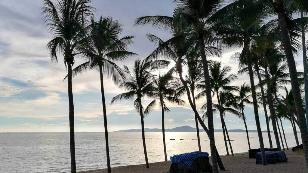 Der leere Jomtien Beach in Pattaya. Die Strände in dem thailändischen Urlaubsort sind seit Monaten gesperrt. Der Badeort muss seinen für den 1. September geplanten Neustart für den Tourismus voraussichtlich aufgrund hoher Corona-Infektionszahlen weiter verschieben. Foto: Watt Thongdee/dpa
