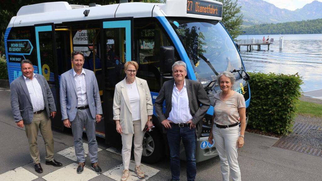 Der Gemeinderat Meggen LU mit Gemeindepräsident Urs Brücker (GLP/zweiter von rechts) vor dem kleinen Bus.