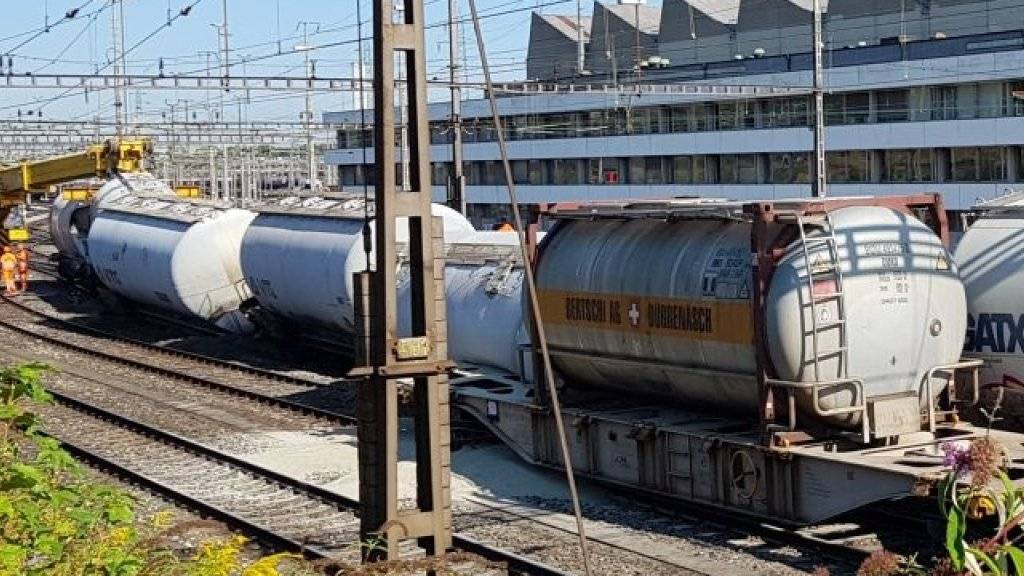 Sechs mit Zement beladene Silowagen sprangen in der Nacht auf Donnerstag im Rangierbahnhof Basel aus den Schienen.