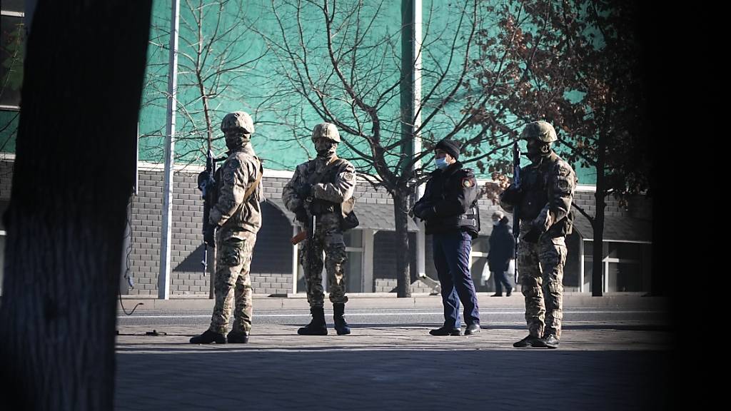 Soldaten blockieren Straßen in Almaty. 