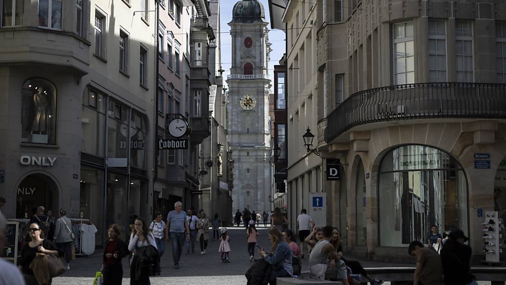 Die Stadt St. Gallen zieht vor allem Tagestouristen an, beispielsweise für einen Besuch der Stiftsbibliothek. (Archivbild)