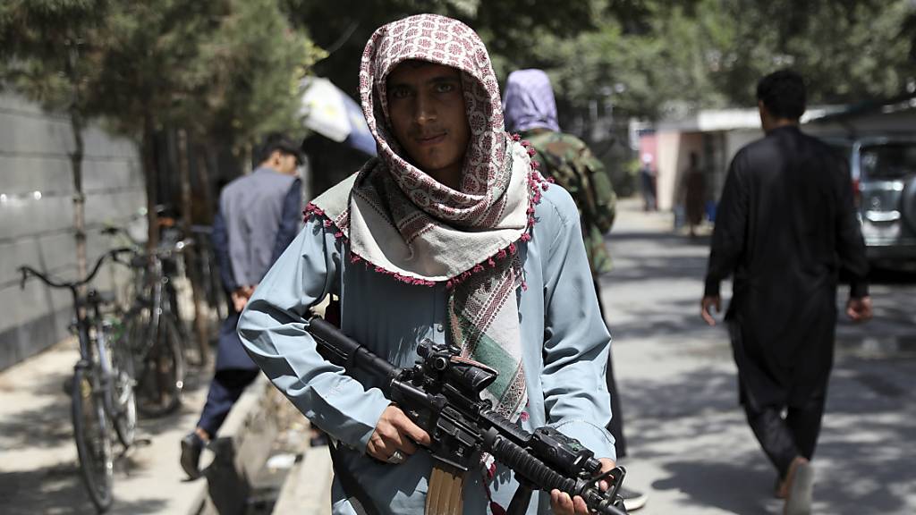 Ein Taliban-Kämpfer steht an einem Kontrollpunkt in Kabul.