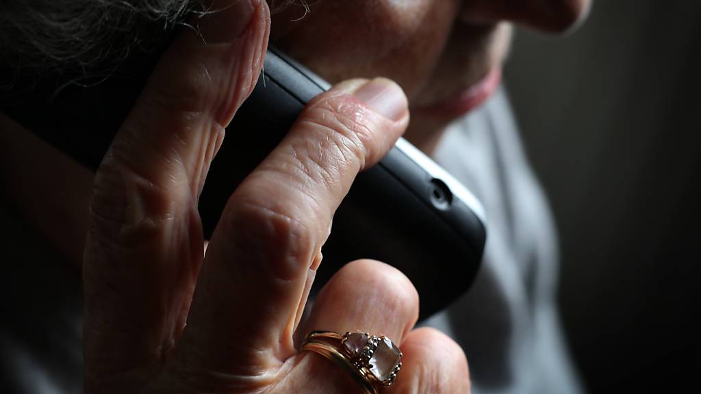 Die Betrügerinnen und Betrüger suchen sich hauptsächlich ältere Personen aus. (Symbolbild)