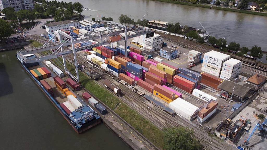 Die Schweiz hat im Juni etwas weniger Waren ins Ausland exportiert als noch im Mai. Im Bild der Rheinhafen in Basel-Kleinhüningen. (Symbolbild)