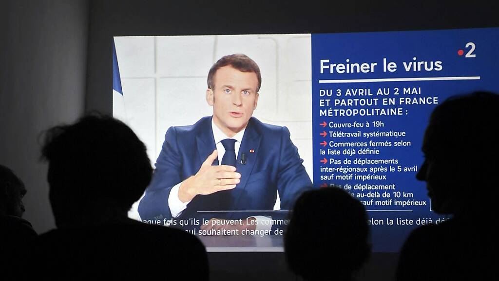 «Das Virus ausbremsen»: Es sei «Wettlauf gegen die Zeit», meint der französische Präsident Emmanuel Macron in einer Fernsehansprache. Foto: Nicolas Tucat/AFP/dpa