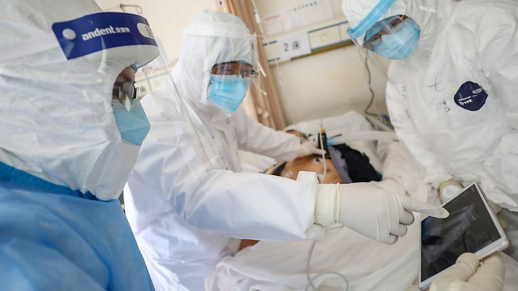 Medizinisches Personal in einem Spital in der chinesischen Stadt Wuhan überprüft den Zustand eines Patienten, der mit dem neuartigen Coronavirus infiziert ist.