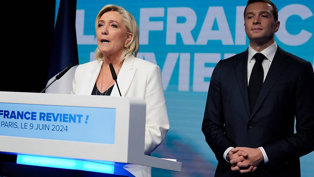 dpatopbilder - Die Vorsitzende der französischen rechtsextremen Nationalen Sammlungsbewegung (RN), Marine Le Pen (l) spricht neben dem Spitzenkandidat der Partei für die Europawahlen, Jordan Bardella, nachdem der französische Präsident Macron angekündigt hat, die Nationalversammlung aufzulösen. Foto: Lewis Joly/AP