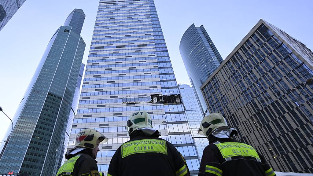 Der beschädigte Wolkenkratzer im Geschäftsviertel «Moscow City» nach einem Drohnenangriff in Moskau. Foto: AP/dpa