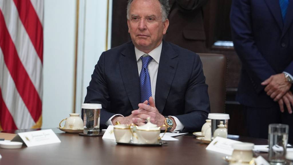 ARCHIV - Der US-Sondergesandte Steve Witkoff hört während einer Kabinettssitzung im Weißen Haus zu. Foto: Evan Vucci/AP/dpa