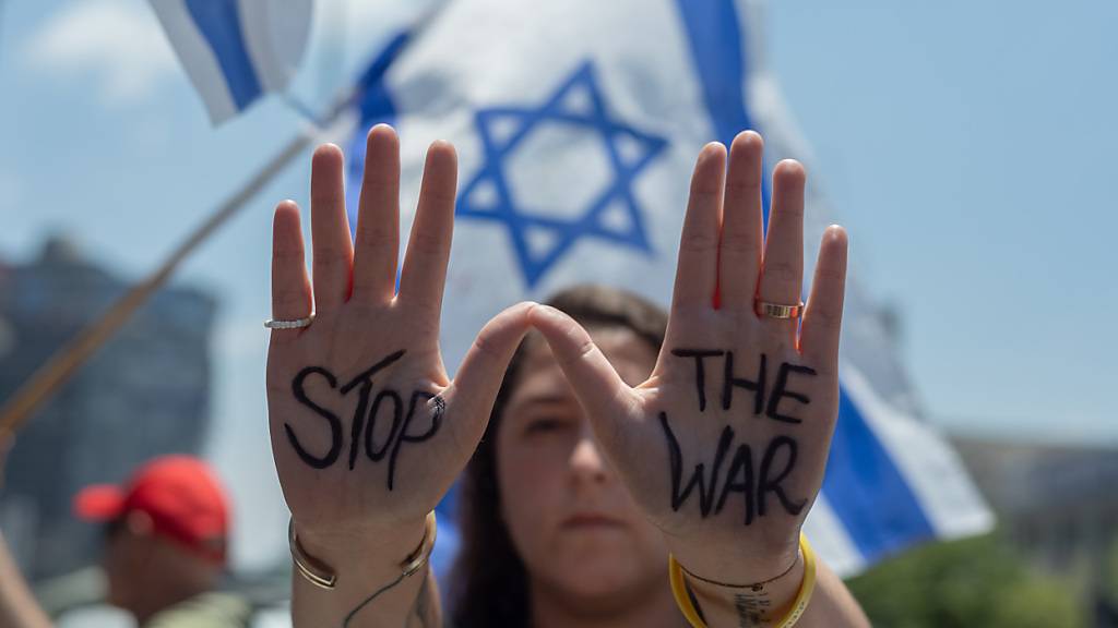 dpatopbilder - Demonstration in Tel Aviv. Foto: ILIA YEFIMOVICH/dpa