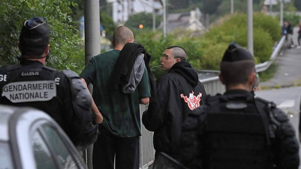 Französische Gendarmen stehen auf einer Straße in der Nähe von Redon in Nordwestfrankreich, um eine illegale Rave-Party zu unterbinden. Foto: Loic Venance/AFP/dpa - ACHTUNG: Personen wurden aus rechtlichen Gründen von der Partneragentur gepixelt ausgesendet