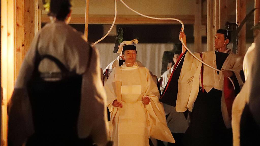 Geheimnisvoller, religiöser Akt: Japans Kaiser Naruhito während der Erntedank-Zeremonie.